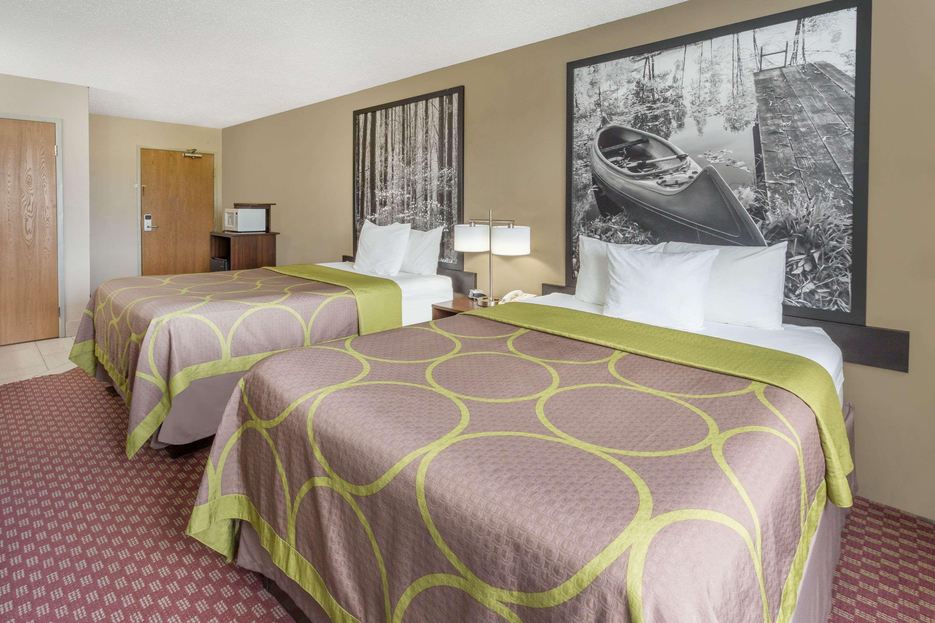 Super 8 By Wyndham Hebron Lowell Area Екстер'єр фото
