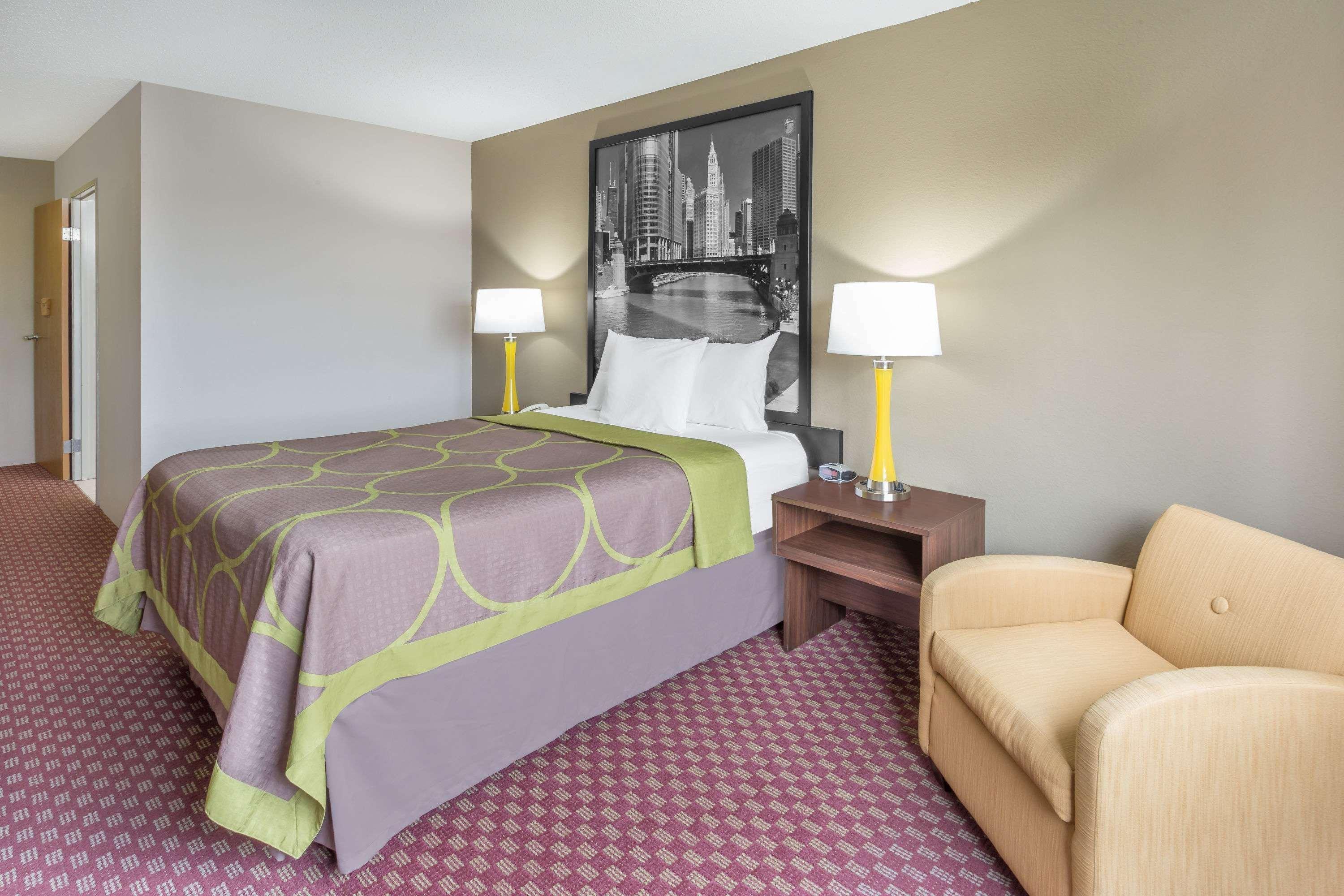 Super 8 By Wyndham Hebron Lowell Area Екстер'єр фото