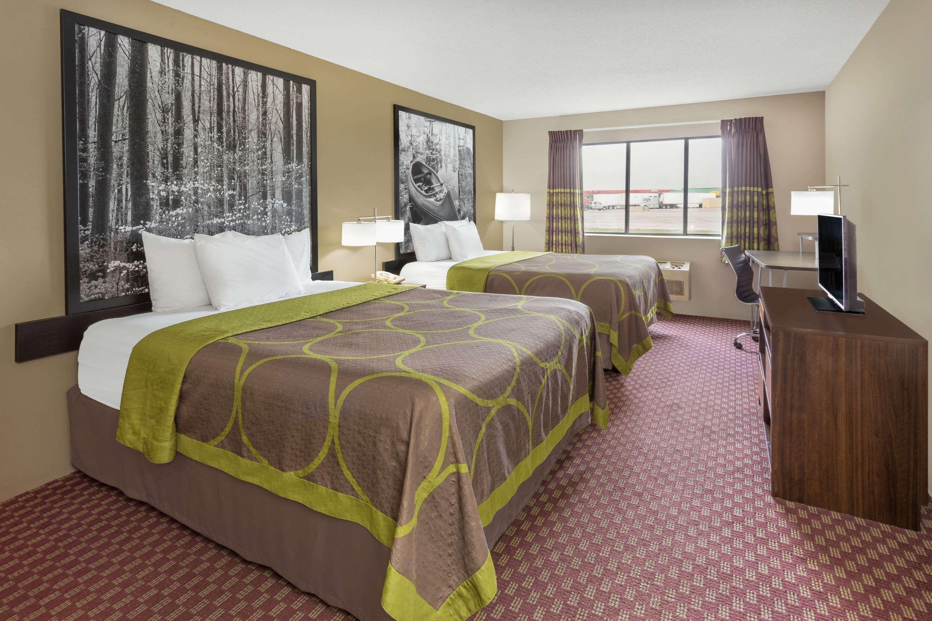 Super 8 By Wyndham Hebron Lowell Area Екстер'єр фото