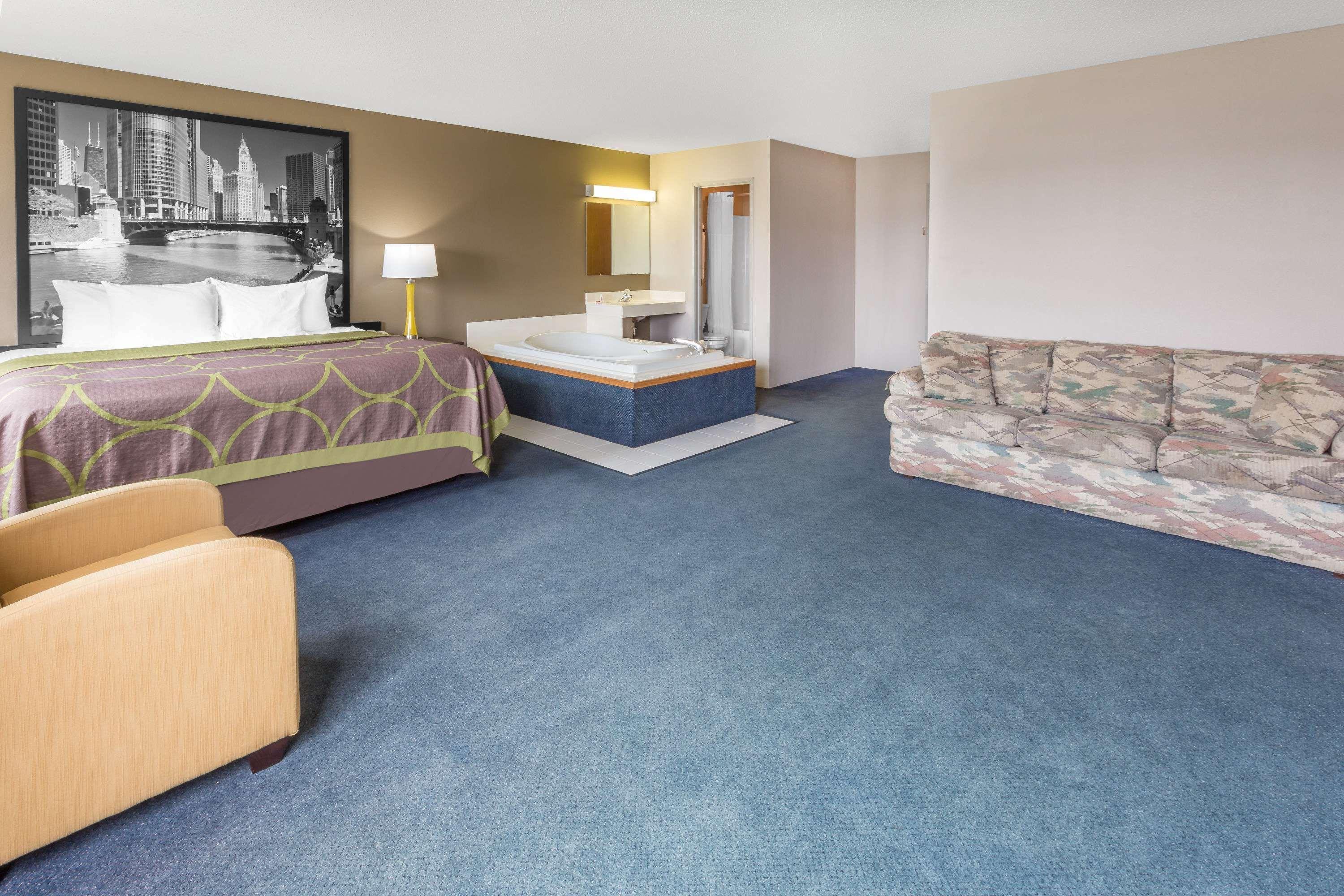 Super 8 By Wyndham Hebron Lowell Area Екстер'єр фото