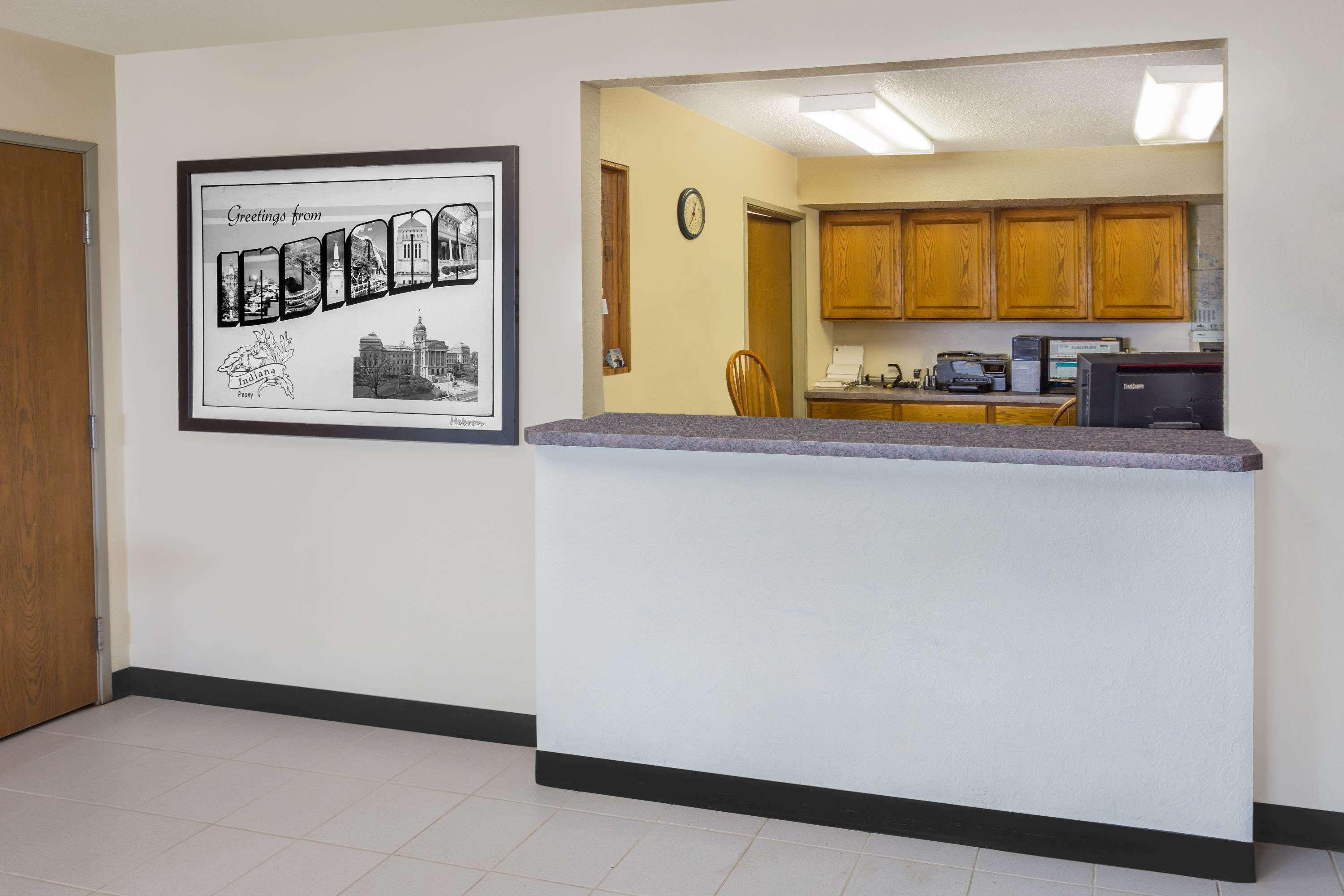 Super 8 By Wyndham Hebron Lowell Area Екстер'єр фото