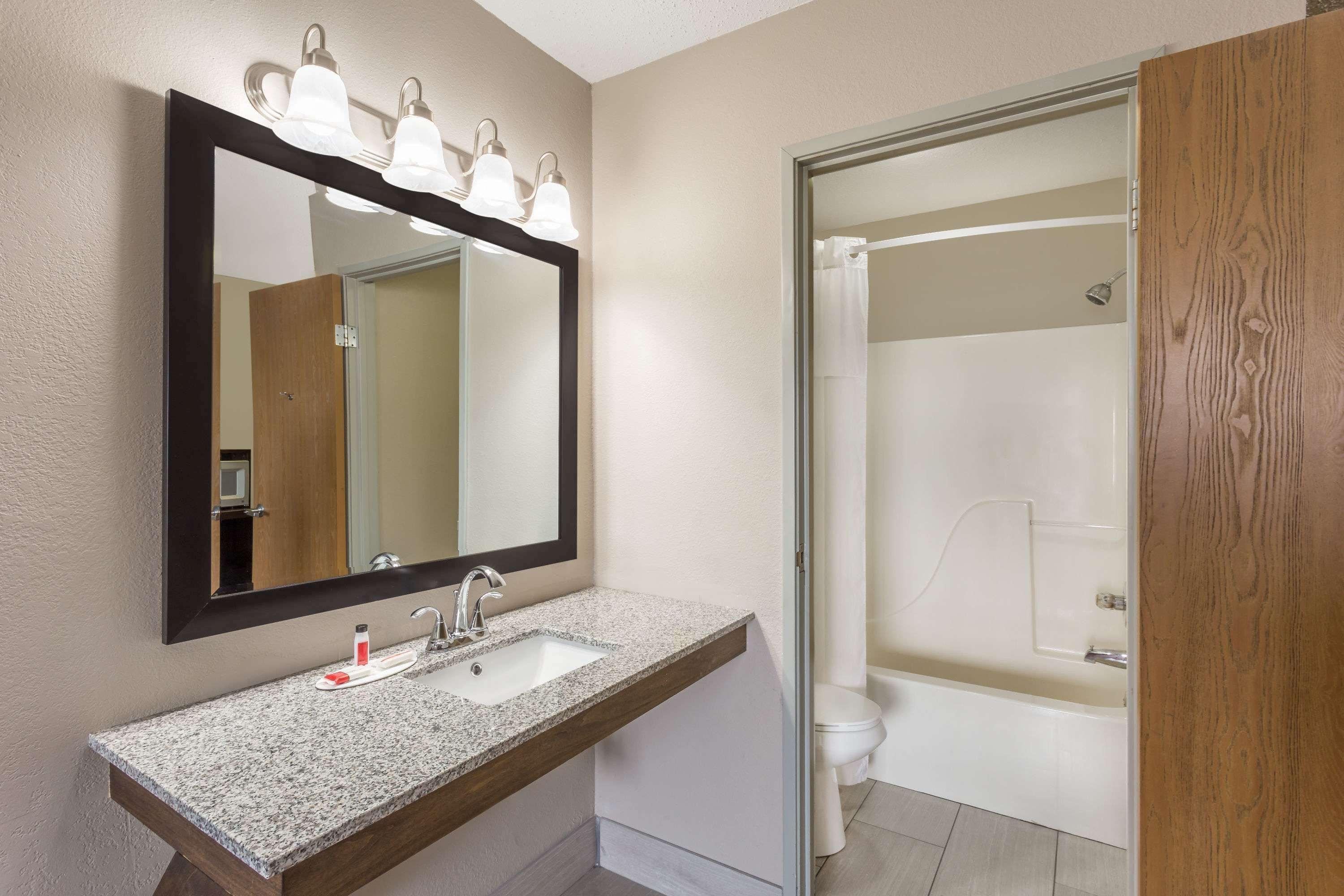 Super 8 By Wyndham Hebron Lowell Area Екстер'єр фото