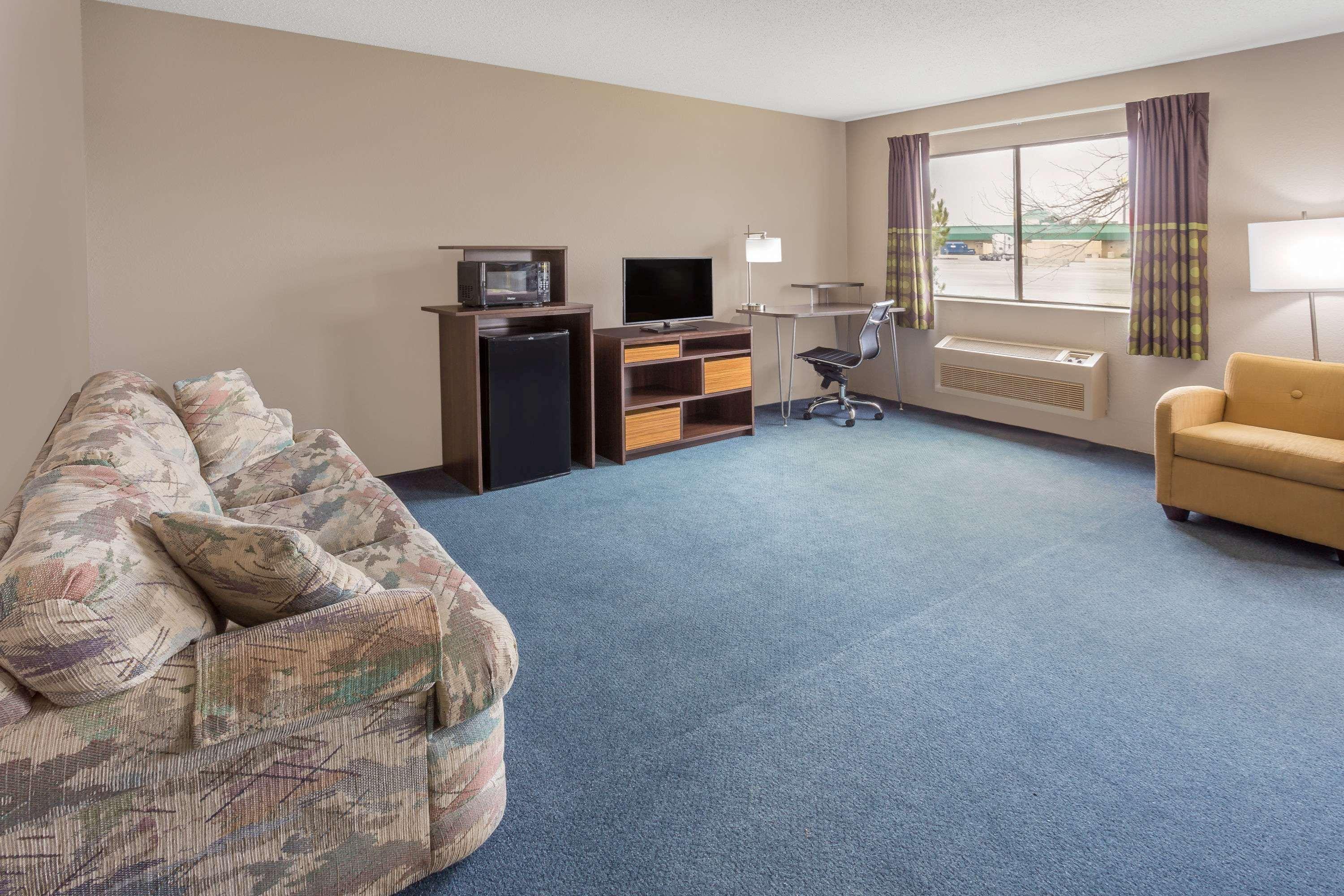 Super 8 By Wyndham Hebron Lowell Area Екстер'єр фото