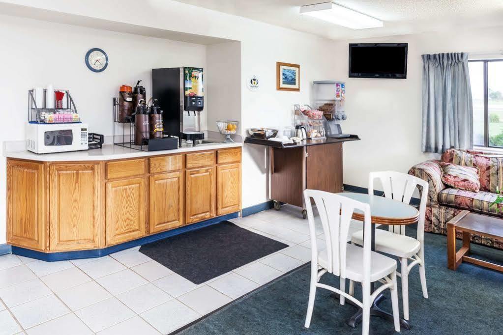 Super 8 By Wyndham Hebron Lowell Area Екстер'єр фото