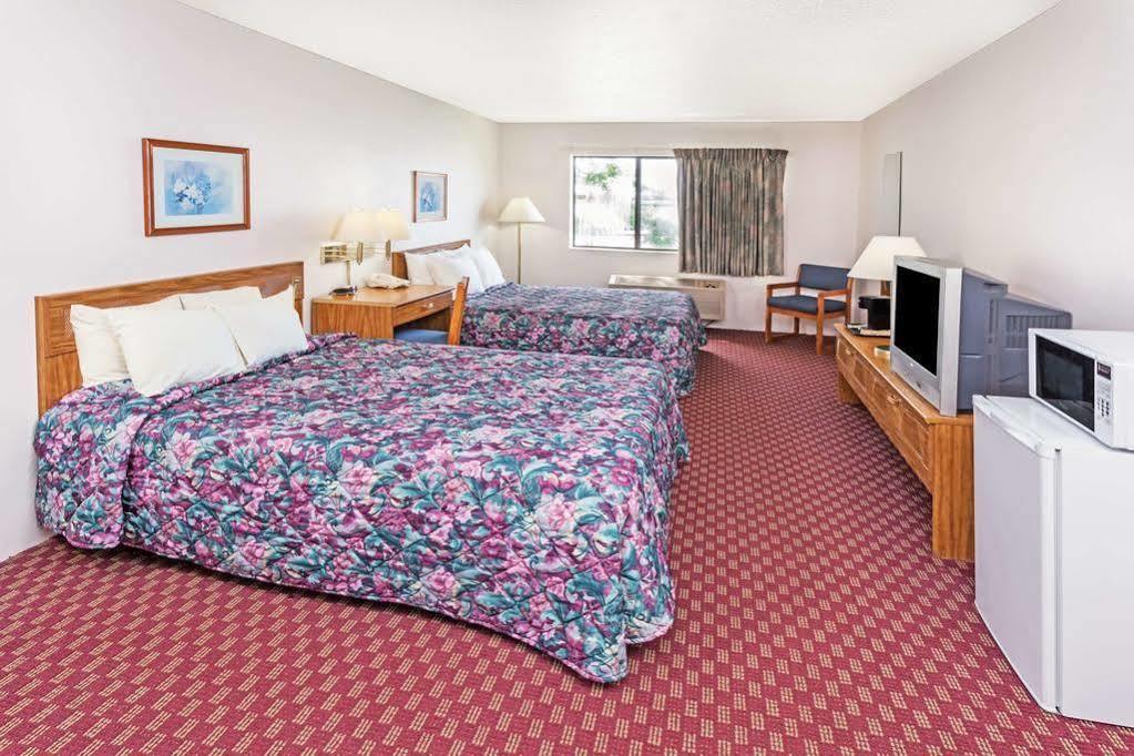 Super 8 By Wyndham Hebron Lowell Area Екстер'єр фото